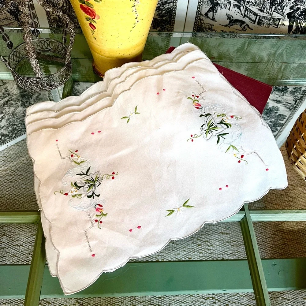 Vintage Floral Embroidered Scalloped Cotton Placemats,SET/4 - Picture 2 of 5